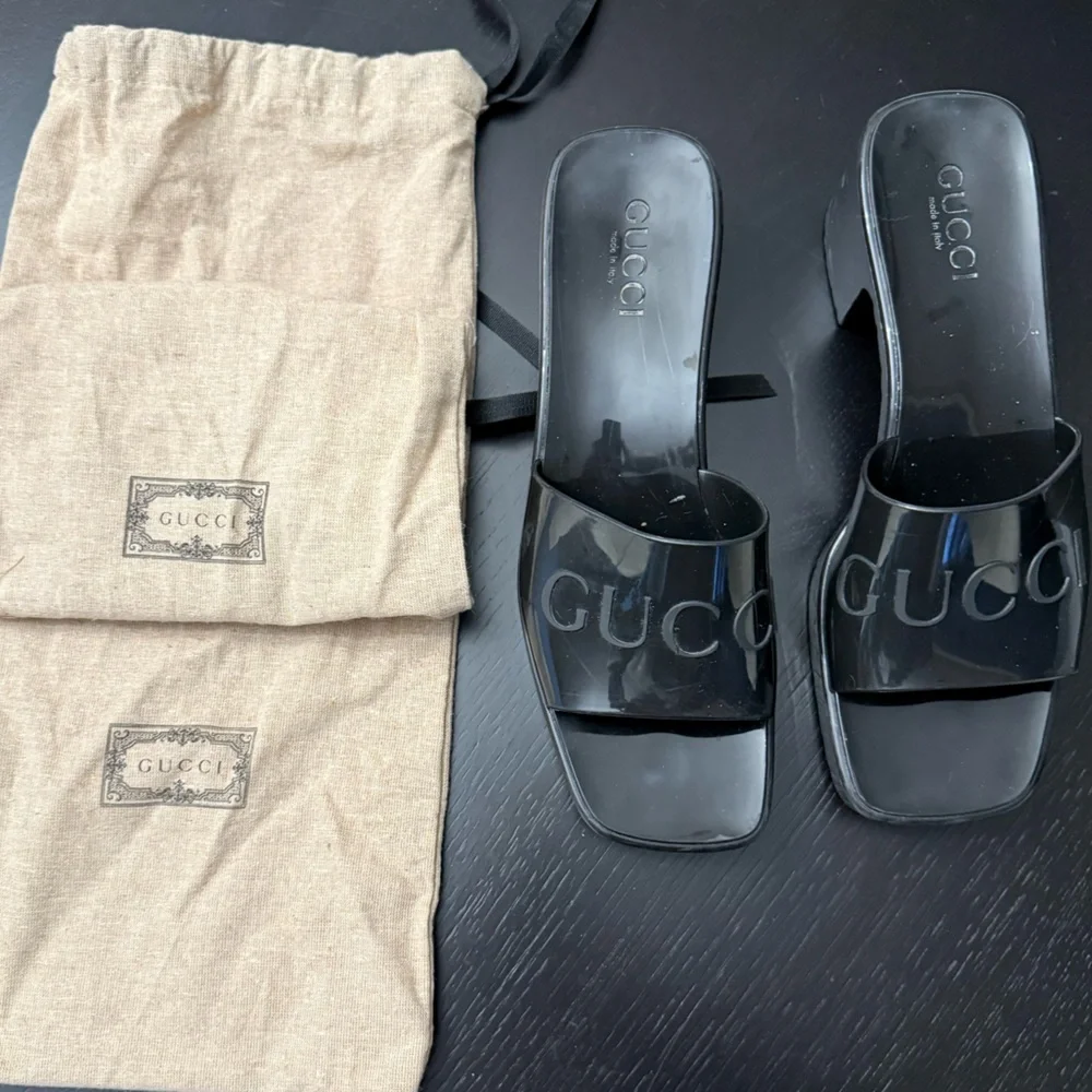 GUCCI LOGO BLACK RUBBER PLATFORM SLIDES / SANDAL / WOMENS HEELS - Picture 4 of 11